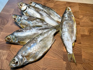 Деревенские гренки со вкусом Баварские колбаски (Сурские): Тарань вяленая (Азовская)